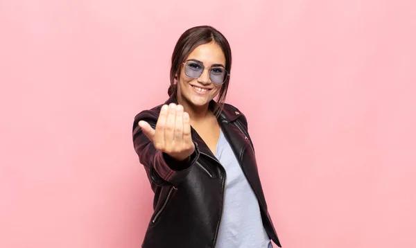 Muito Jovem Mulher Sentindo Feliz Bem Sucedido Confiante Enfrentando Desafio — Fotografia de Stock