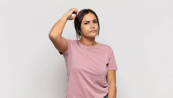 Bella Giovane Donna Sente Perplesso Confuso Grattando Testa Guardando Lato — Foto Stock