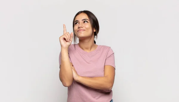 Mooie Jonge Vrouw Glimlachen Gelukkig Kijken Zijwaarts Afvragen Denken Hebben — Stockfoto