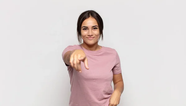 Bella Giovane Donna Che Punta Alla Macchina Fotografica Con Sorriso — Foto Stock