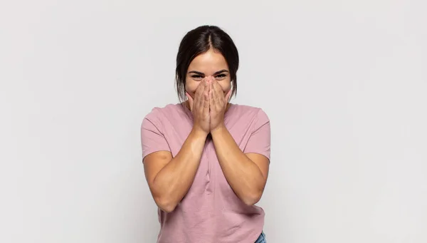 Bonita Jovem Mulher Olhando Feliz Alegre Sorte Surpreendido Cobrindo Boca — Fotografia de Stock