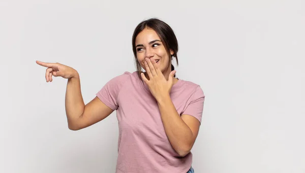 Vacker Ung Kvinna Känner Sig Glad Chockad Och Förvånad Täcker — Stockfoto