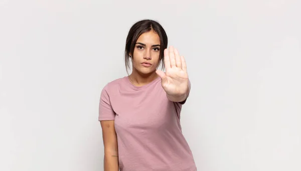 Bonita Jovem Mulher Olhando Sério Popa Descontente Irritado Mostrando Palma — Fotografia de Stock