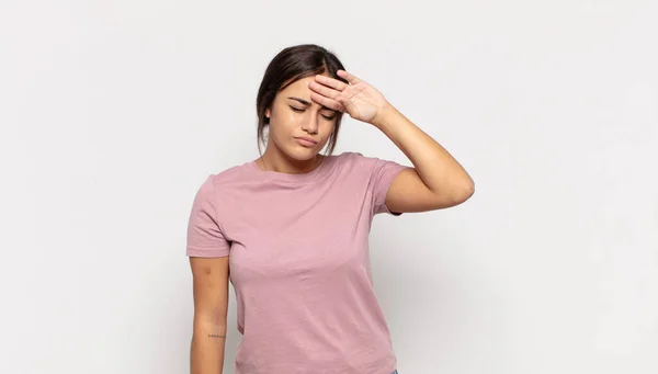 Jovem Bonita Olhando Estressado Cansado Frustrado Secando Suor Fora Testa — Fotografia de Stock