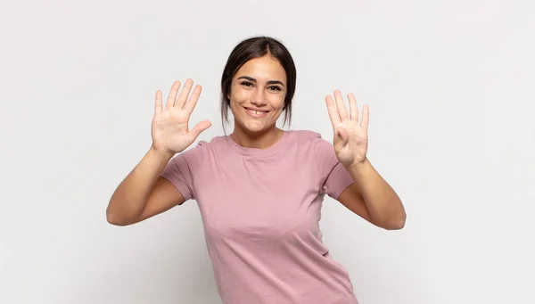 Bonita Mujer Joven Sonriendo Buscando Amigable Mostrando Número Nueve Noveno — Foto de Stock