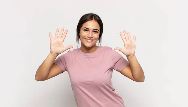 Bonita Mujer Joven Sonriendo Buscando Amigable Mostrando Número Diez Décimo — Foto de Stock