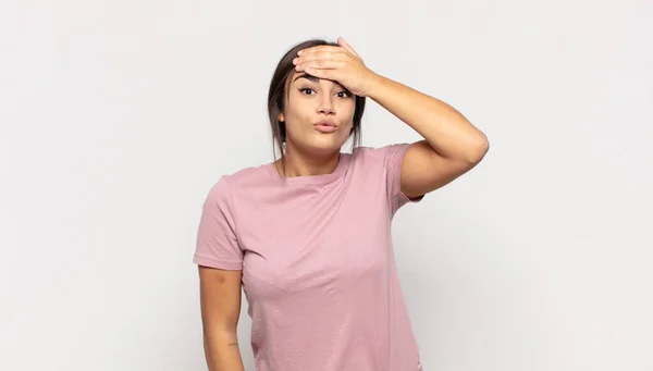 Jovem Bonita Entrar Pânico Sobre Prazo Esquecido Sentindo Estressado Ter — Fotografia de Stock