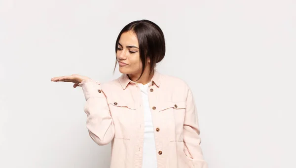 Jovem Bonita Sentindo Feliz Sorrindo Casualmente Olhando Para Objeto Conceito — Fotografia de Stock