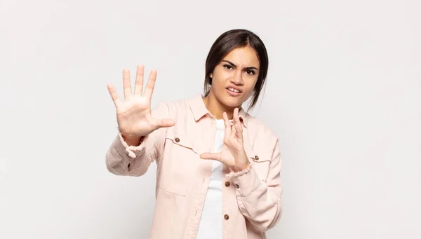 Jovem Mulher Bonita Sentindo Aterrorizada Recuando Gritando Horror Pânico Reagindo — Fotografia de Stock