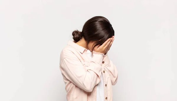 Mooie Jonge Vrouw Bedekken Ogen Met Handen Met Een Trieste — Stockfoto