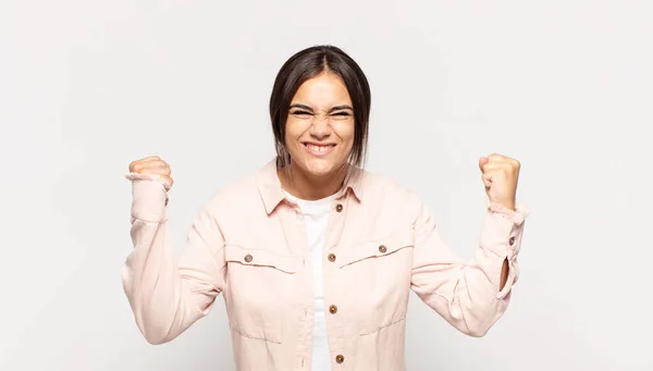 Mooie Jonge Vrouw Voelt Zich Gelukkig Positief Succesvol Vieren Overwinning — Stockfoto