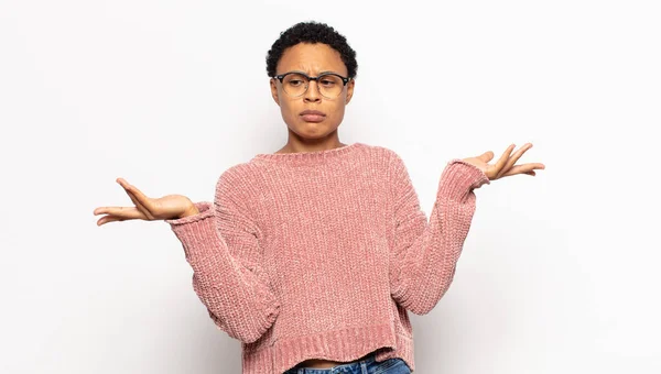 Giovane Donna Afro Cercando Perplesso Confuso Stressato Chiedendo Tra Diverse — Foto Stock