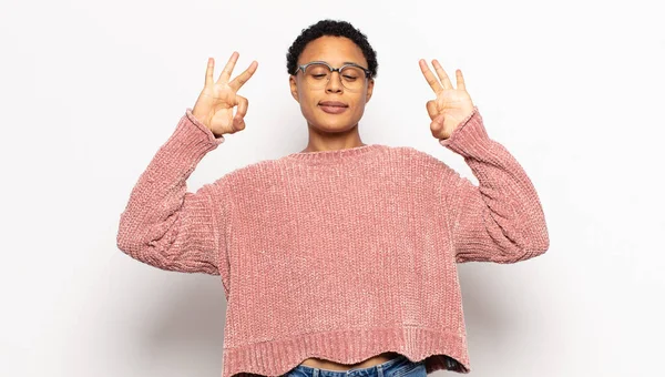 Jovem Afro Mulher Olhando Concentrado Meditando Sentindo Satisfeito Relaxado Pensando — Fotografia de Stock