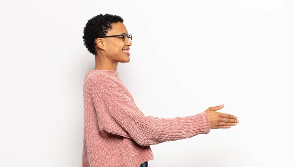 Joven Afro Mujer Sonriendo Saludándote Ofreciendo Apretón Manos Para Cerrar — Foto de Stock