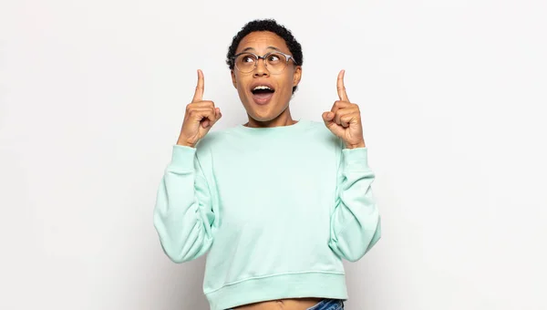 Young Afro Woman Looking Shocked Amazed Open Mouthed Pointing Upwards — Stock Photo, Image