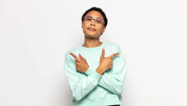 Giovane Donna Afro Guardando Perplesso Confuso Insicuro Puntando Direzioni Opposte — Foto Stock