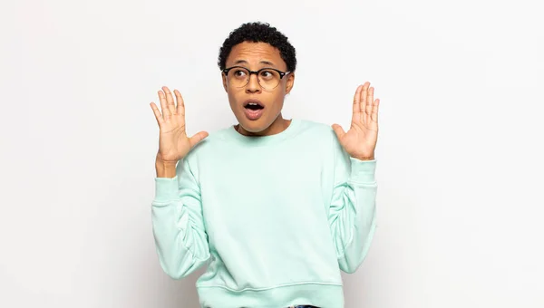 Young Afro Woman Looking Shocked Astonished Jaw Dropped Surprise Realizing — Stock Photo, Image