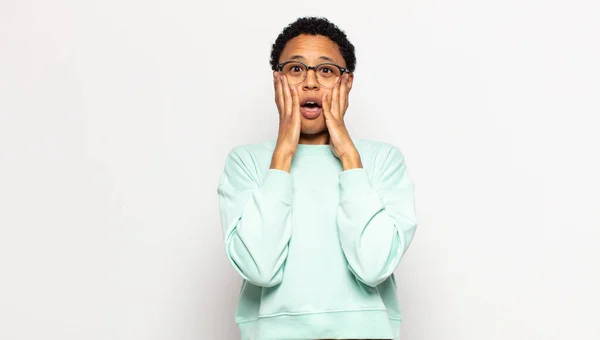 Ung Afro Kvinna Känsla Chockad Och Rädd Ser Livrädd Med — Stockfoto