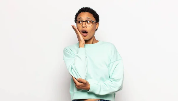 Giovane Donna Afro Sensazione Scioccato Stupito Tenendo Faccia Faccia Nella — Foto Stock