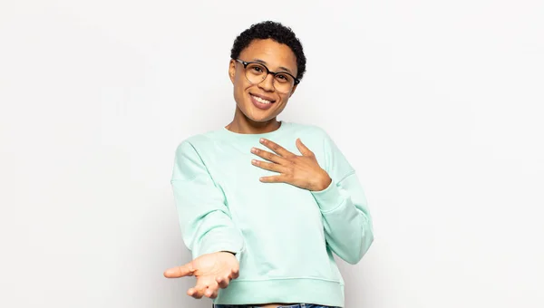 Junge Afro Frau Glücklich Und Verliebt Lächelnd Mit Einer Hand — Stockfoto