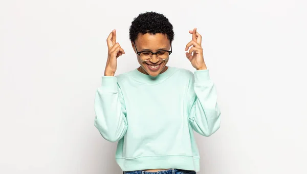 Jovem Afro Mulher Sentindo Nervoso Esperançoso Cruzando Dedos Orando Esperando — Fotografia de Stock