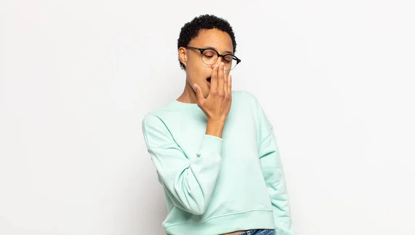 Jovem Afro Mulher Bocejando Preguiçosamente Início Manhã Acordando Olhando Sonolento — Fotografia de Stock