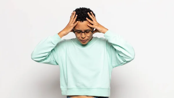 Jovem Afro Mulher Sentindo Estressado Frustrado Levantando Mãos Para Cabeça — Fotografia de Stock