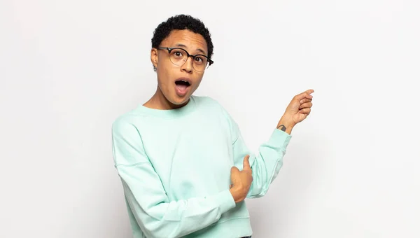 Jovem Afro Mulher Sentindo Chocado Surpreso Apontando Para Copiar Espaço — Fotografia de Stock