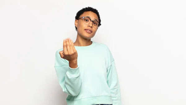 Jovem Afro Mulher Sentindo Pensativo Imaginando Imaginando Ideias Sonhando Acordado — Fotografia de Stock