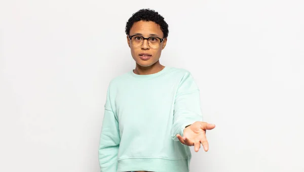 Joven Afro Mujer Sonriendo Buscando Feliz Seguro Amable Ofreciendo Apretón — Foto de Stock