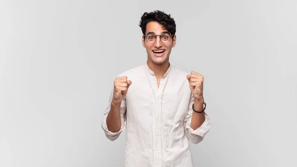 Joven Hombre Guapo Sintiéndose Sorprendido Emocionado Feliz Riendo Celebrando Éxito —  Fotos de Stock