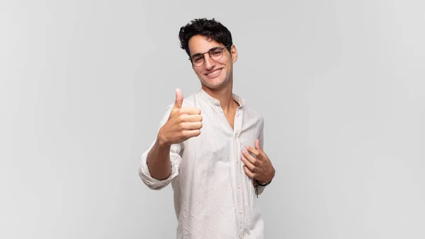 Jovem Homem Bonito Sentindo Orgulhoso Despreocupado Confiante Feliz Sorrindo Positivamente — Fotografia de Stock