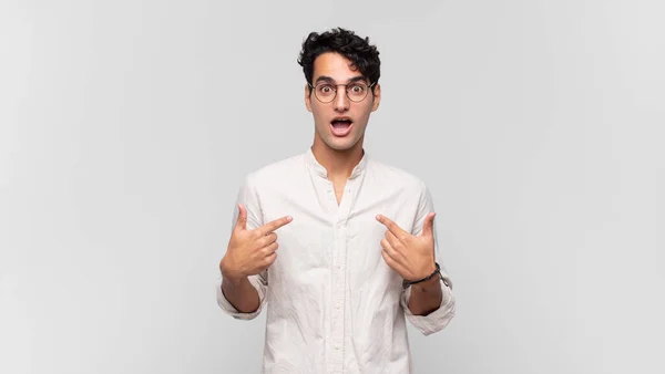 Jovem Bonito Homem Sentindo Feliz Surpreso Orgulhoso Apontando Para Mesmo — Fotografia de Stock