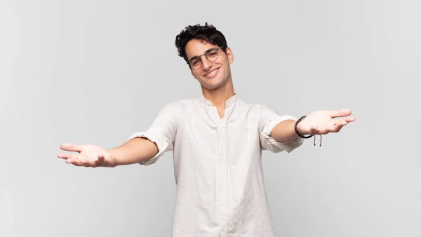 Jovem Homem Bonito Sorrindo Alegremente Dando Abraço Boas Vindas Caloroso — Fotografia de Stock