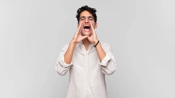 Jovem Homem Bonito Sentindo Feliz Animado Positivo Dando Grande Grito — Fotografia de Stock