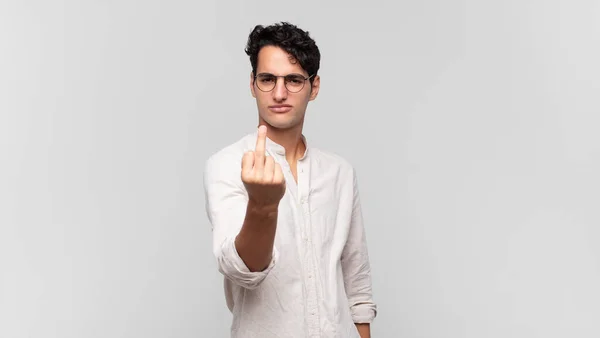 Jovem Homem Bonito Sentindo Irritado Irritado Rebelde Agressivo Lançando Dedo — Fotografia de Stock