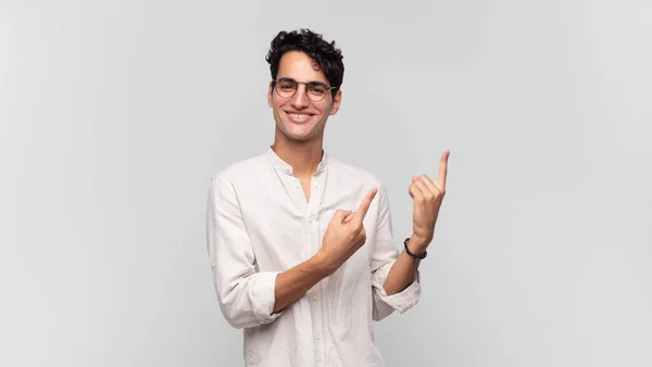 Jovem Homem Bonito Sorrindo Feliz Apontando Para Lado Para Cima — Fotografia de Stock