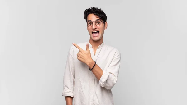 Joven Hombre Guapo Mirando Emocionado Sorprendido Señalando Hacia Lado Hacia — Foto de Stock