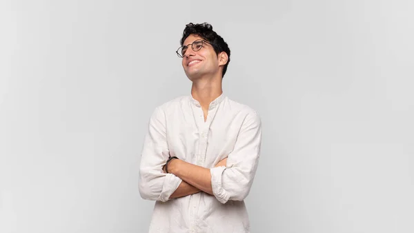 Jovem Homem Bonito Rindo Feliz Com Braços Cruzados Com Uma — Fotografia de Stock