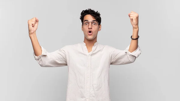 Joven Hombre Guapo Celebrando Éxito Increíble Como Ganador Mirando Emocionado —  Fotos de Stock