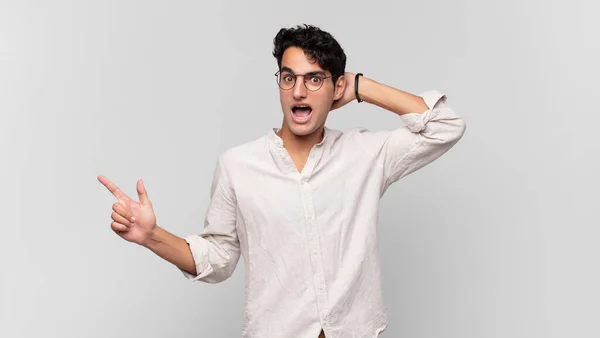 Joven Hombre Guapo Riendo Mirando Feliz Positivo Sorprendido Realizando Una —  Fotos de Stock