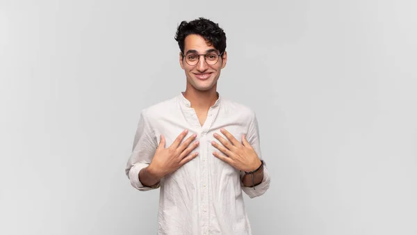 Jovem Bonito Homem Olhando Feliz Surpreso Orgulhoso Animado Apontando Para — Fotografia de Stock