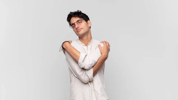 Jovem Homem Bonito Sentindo Amor Sorrindo Abraçando Abraçando Mesmo Ficar — Fotografia de Stock