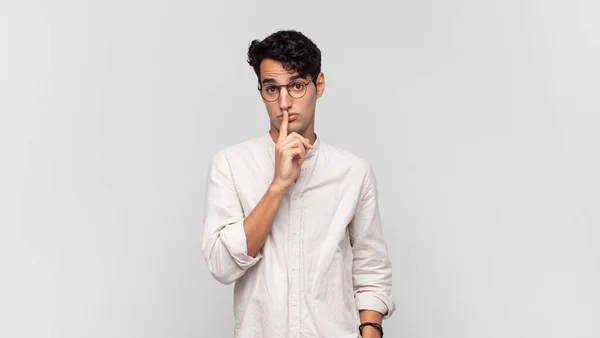 Mladý Pohledný Muž Žádá Ticho Ticho Gestikuluje Prstem Před Pusou — Stock fotografie