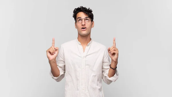 Young Handsome Man Feeling Awed Open Mouthed Pointing Upwards Shocked — Stock Photo, Image