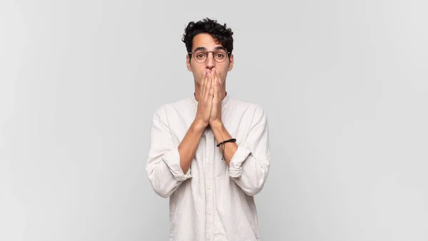 Jovem Homem Bonito Feliz Animado Surpreso Surpreso Cobrindo Boca Com — Fotografia de Stock