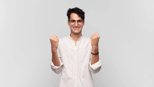 Joven Guapo Hombre Gritando Triunfalmente Riendo Sintiéndose Feliz Emocionado Mientras — Foto de Stock