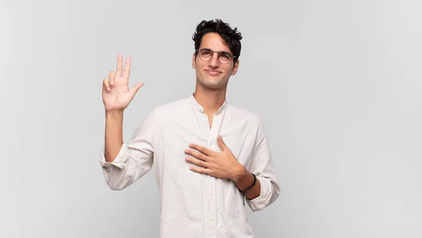 Jovem Bonito Homem Olhando Feliz Confiante Confiável Sorrindo Mostrando Sinal — Fotografia de Stock