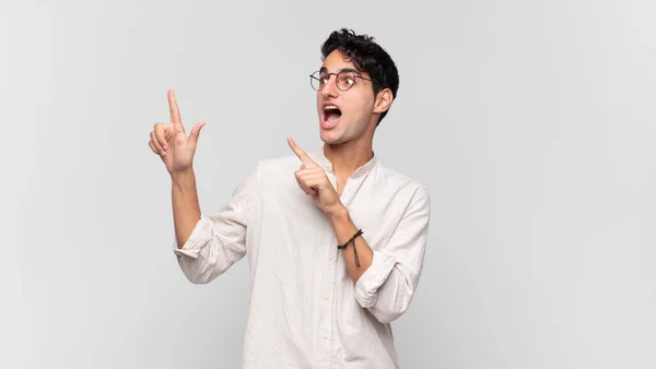 Jovem Homem Bonito Sentindo Alegre Surpreso Sorrindo Com Uma Expressão — Fotografia de Stock