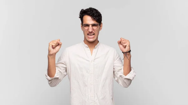 Jeune Homme Beau Sentant Heureux Positif Réussi Célébrant Victoire Réalisations — Photo